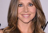 Sarah-chalke-better-as-a-brunette-side